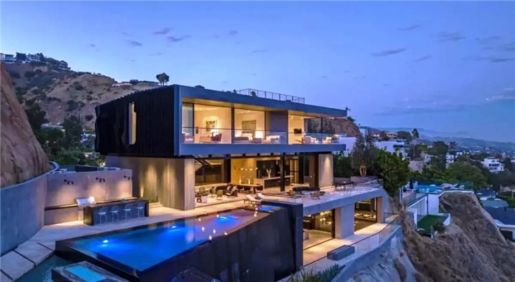 Dinh thự tân tiến ở Hollywood Hills mà anh Edwin Castro đã mua ngay với giá hơn $25 triệu. (Simon Berlyn)