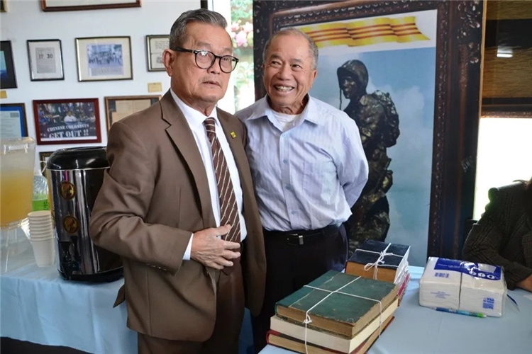 Ông Du Miên giới thiệu giáo sư Trần Minh Lợi từ San Jose lái xe suốt đêm đến Nam Cali trao tặng hai bộ sách quý cho Thư Viện Việt Nam. 