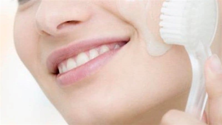 Kem đánh răng được biết đến với công dụng làm đẹp, phổ biến nhất là trị mụn. Ngoài ra, một số chị em còn cho rằng, rửa mặt bằng kem đánh răng sẽ làm trắng da. Điều này có thật sự đúng? Cùng tìm hiểu rửa mặt bằng kem đánh răng có tốt không, tác hại của việc bôi kem đánh răng lên mặt và tác dụng của kem đánh răng với da mặt nhé! 1Tác dụng của kem đánh răng đối với da mặt Kem đánh răng có tác dụng trị mụnKem đánh răng có tác dụng trị mụn Công dụng phổ biến của kem đánh răng là trị mụn đầu đen, mụn cám. Do có chứa chất Triclosan có khả năng diệt khuẩn, kem đánh răng giúp loại bỏ mụn đầu đen và làm sạch lỗ chân lông. Trị và ngăn ngừa mụn trứng cá, các loại mụn nhờ tính kháng viêm của kem đánh răng. Làm mờ các vết thâm, giúp da sáng hơn khi kết hợp với các sản phẩm dưỡng da khác. Trong kem đánh răng có chứa Canxi Cacbonat có tác dụng hút dầu tốt, ngăn chặn tiết bả nhờn giúp  sạch da. Đón xem nhiều công dụng của kem đánh răng trong bài viết 