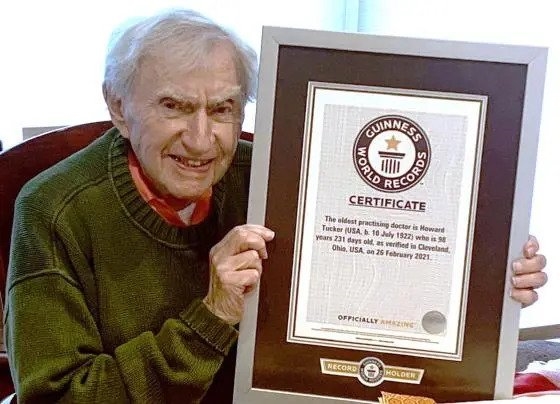 Bác Sĩ Howard Tucker và tấm bảng ghi nhận kỷ lục bác sĩ lớn tuổi nhất thế giới còn hành nghề vào tháng 7, 2022. (Courtesy Tucker Family)