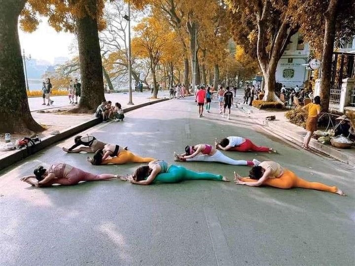 Yoga ngoài đường
